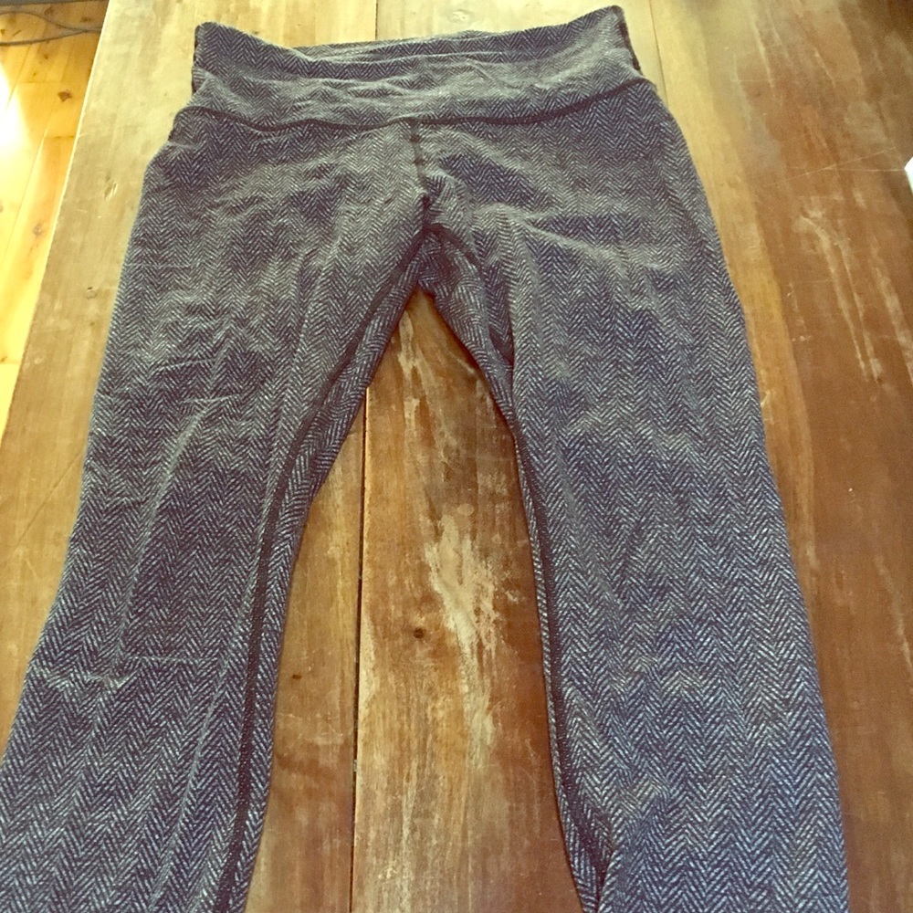 lululemon grey and black cropped leggings (size 6)